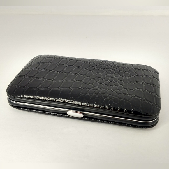 Accessories - Black Makeover Essentials Wallet (GREAT CONDITION)